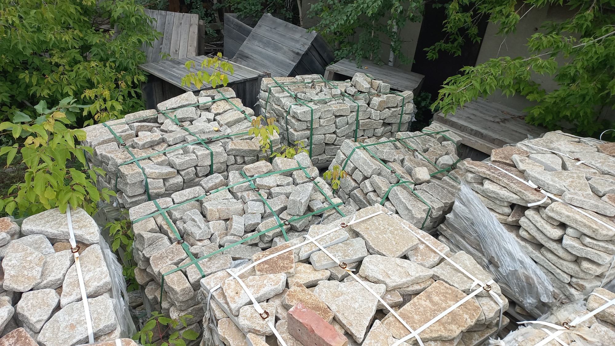 Плитняк галтованный гранитный для ландшафтного дизайна купить в Мурманской области