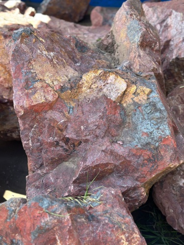 Камни для ландшафтного дизайна красно-фиолетовые 10-60 килограмм купить в Мурманской области