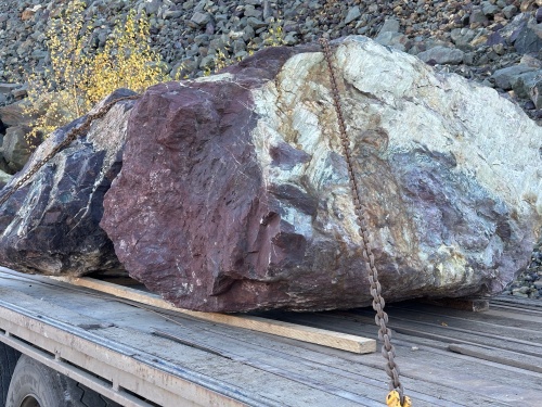Огромные красно-фиолетовые валуны для ландшафтного дизайна весом более 5 тонн купить в Мурманской области