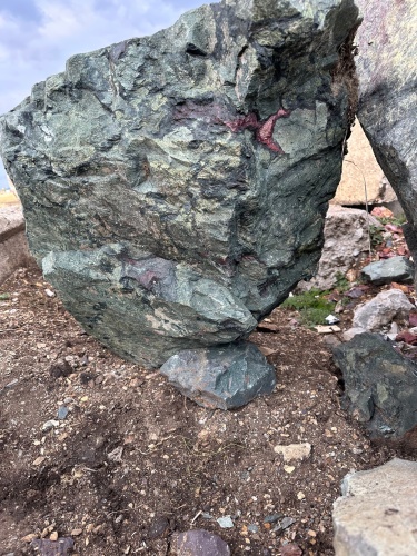 Гигантские зелёные валуны для ландшафтного дизайна весом более 5 тонн купить в Мурманской области