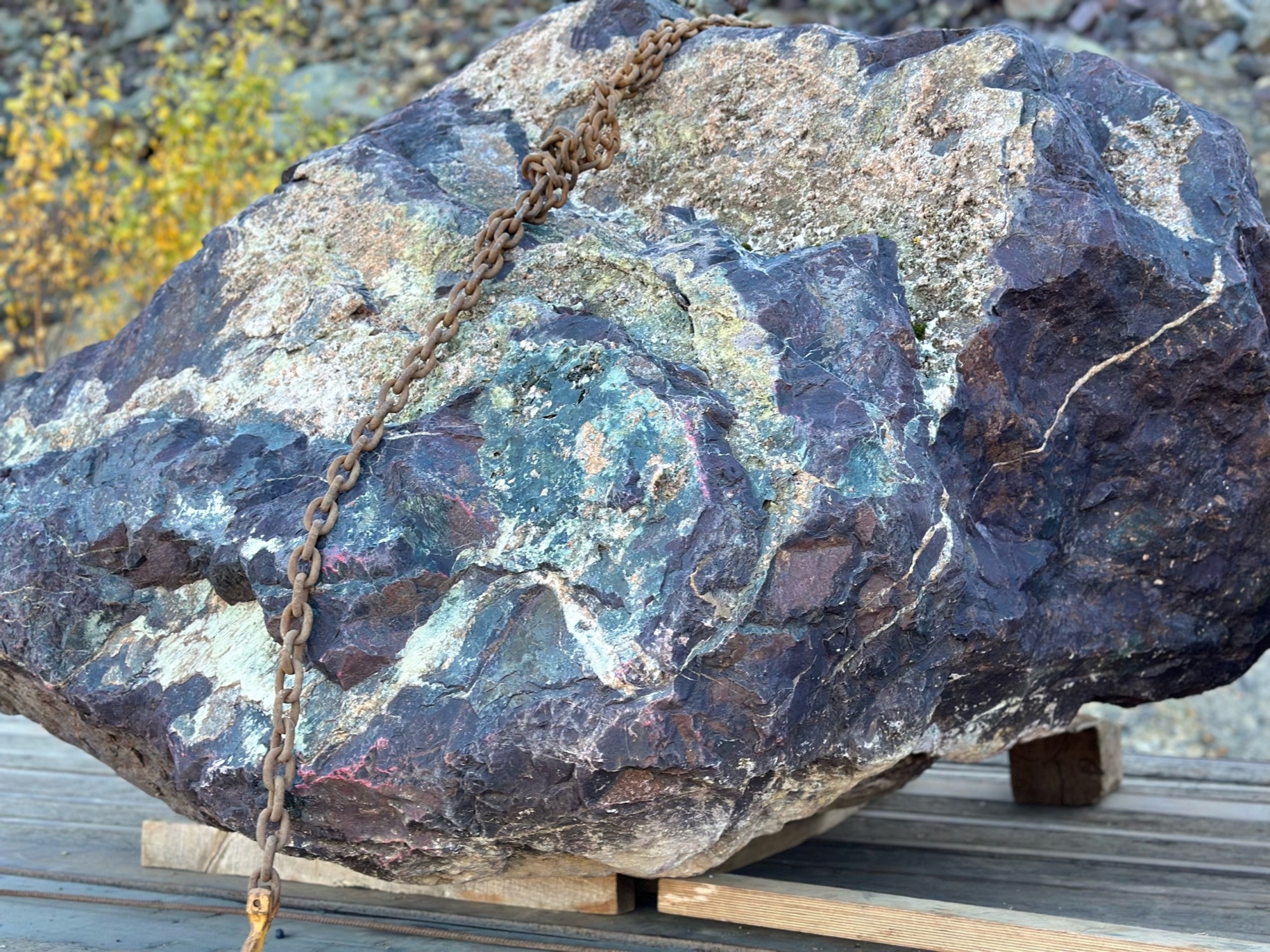 Огромные красно-фиолетовые валуны для ландшафтного дизайна весом более 5 тонн купить в Мурманской области