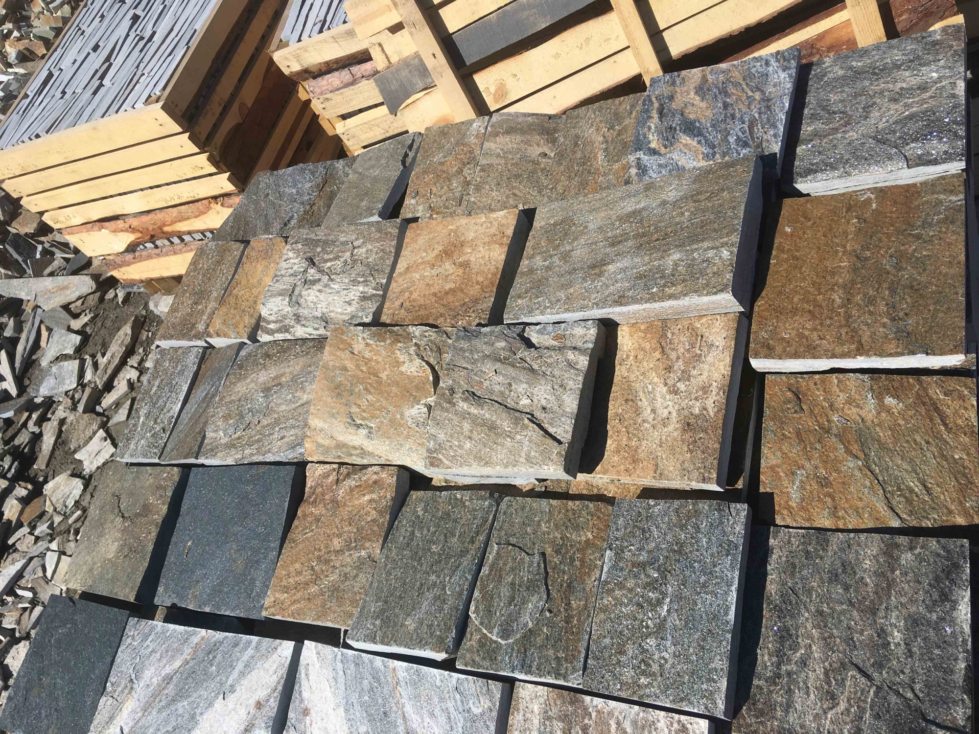 Плитка пилёная златолит Уральский для цоколя, отмостки купить в Мурманской области