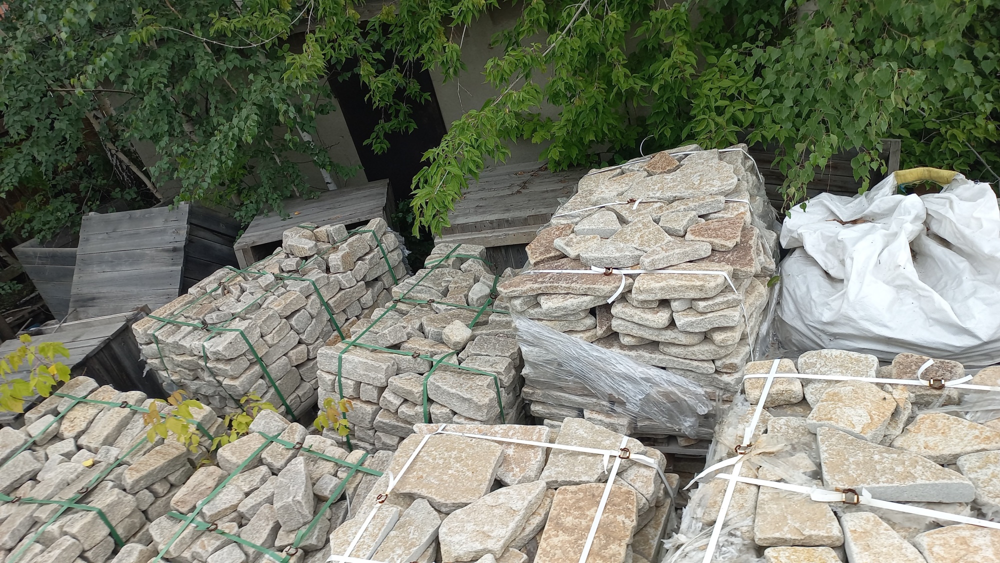 Плитняк гранитный галтованный купить в Мурманской области