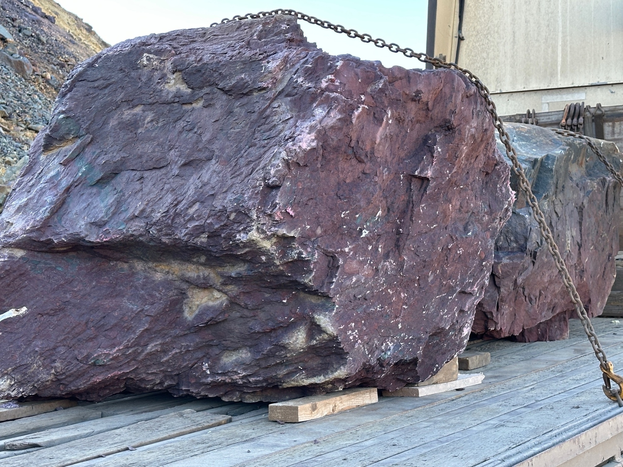 Огромные красно-фиолетовые валуны для ландшафтного дизайна весом более 5 тонн купить в Мурманской области