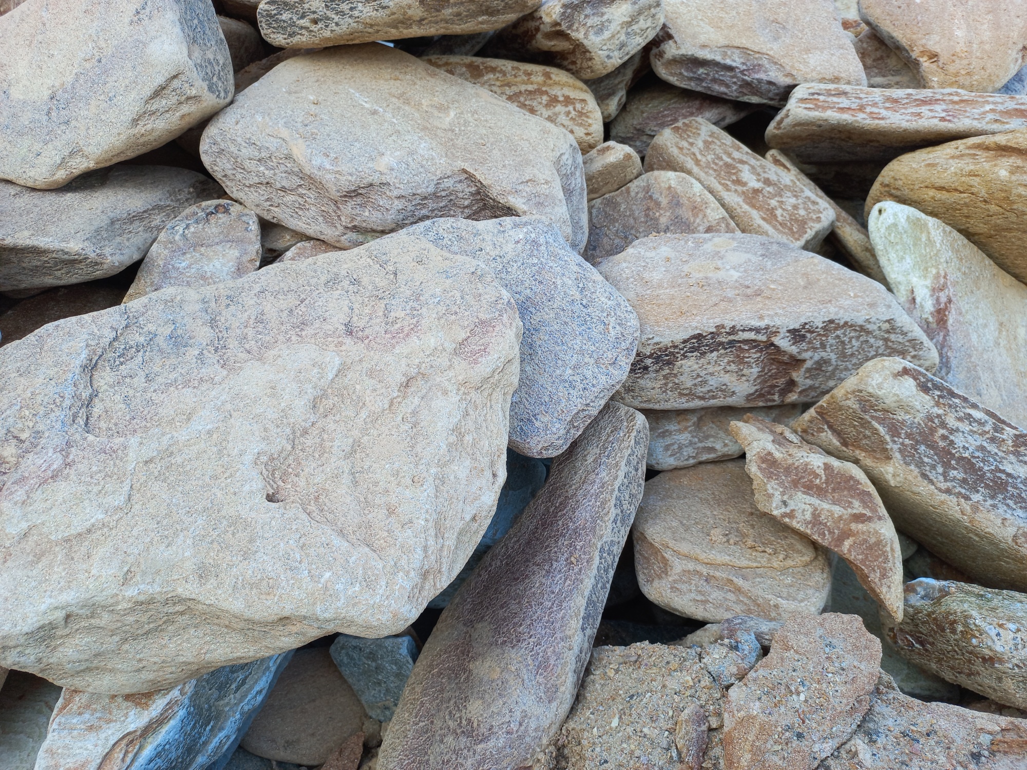 Златолит жёлтый, жёлто-зелёный глыбки и валуны для ланшафтного дизайна купить в Мурманской области