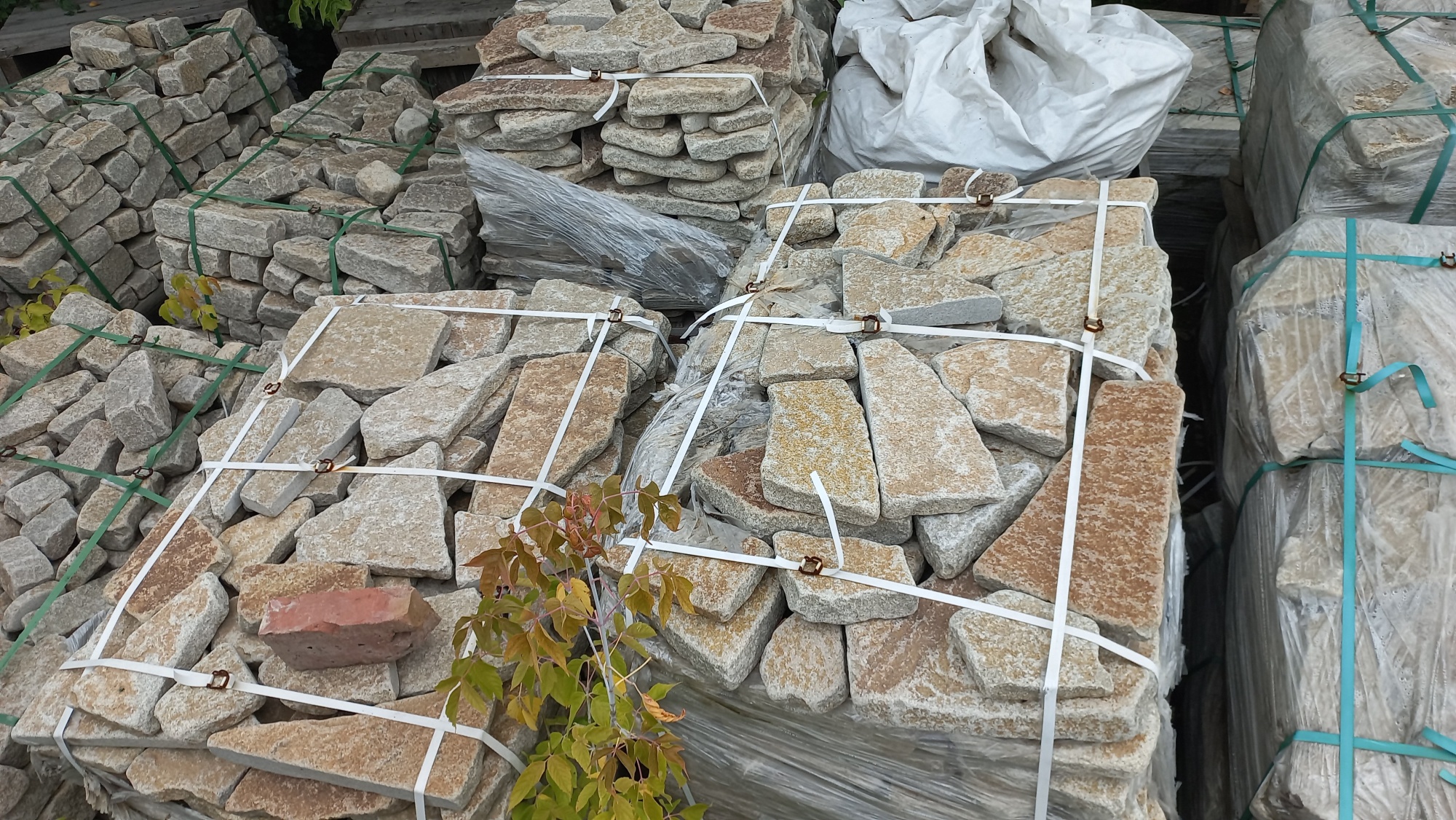 Плитняк гранитный галтованный купить в Мурманской области