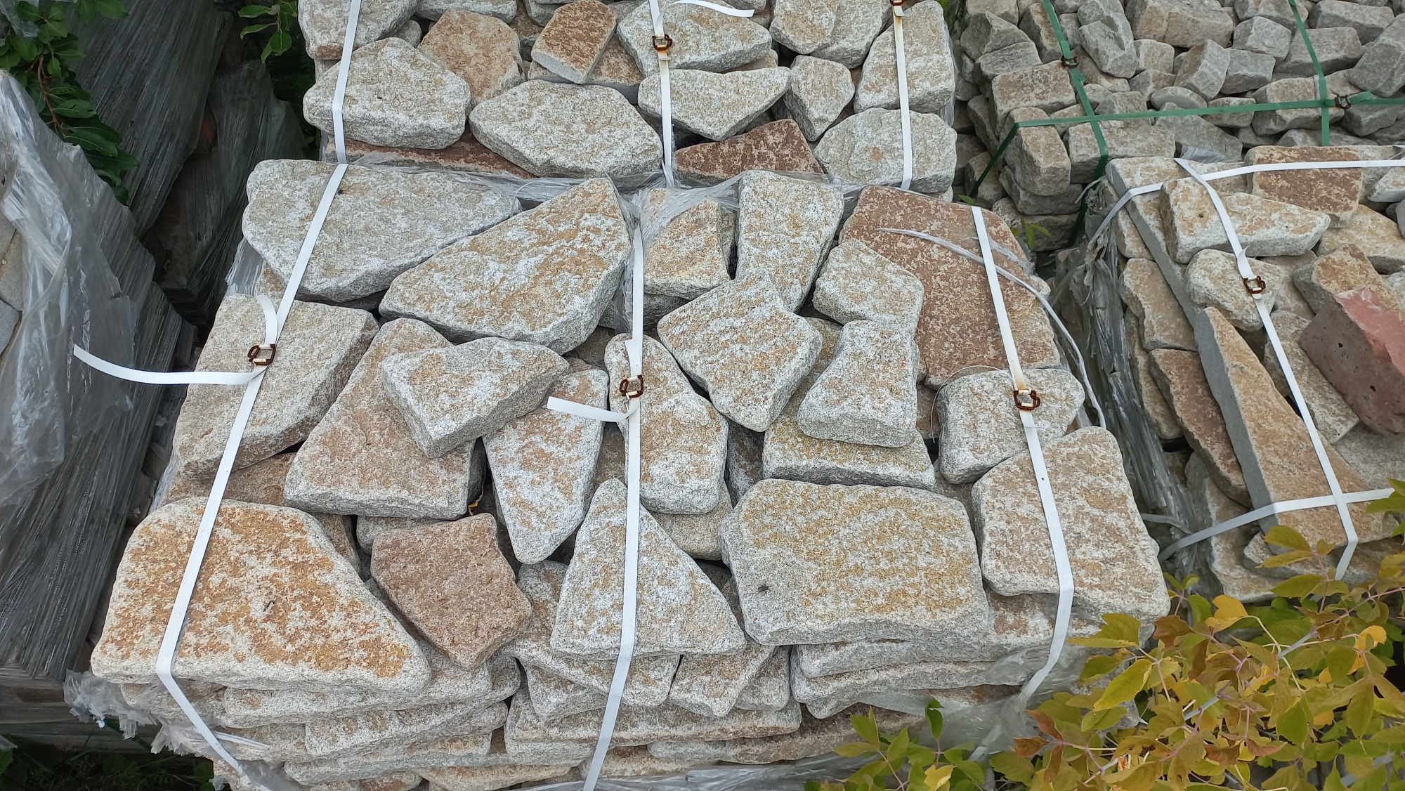 Плитняк галтованный гранитный для ландшафтного дизайна купить в Мурманской области