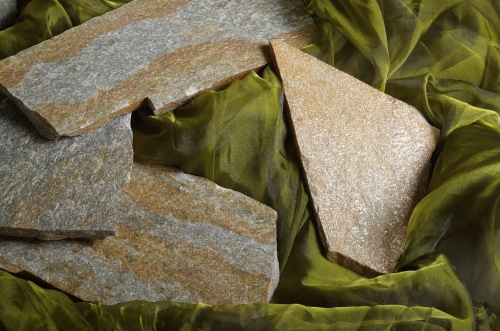 Плитняк златолит Уральский для цоколя, отмостки купить в Мурманской области