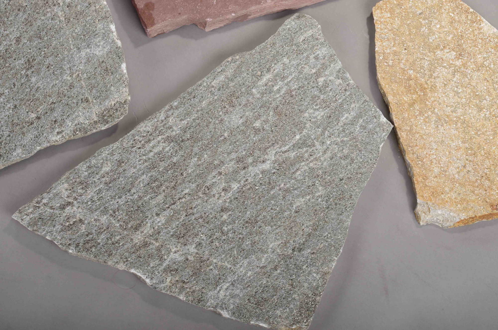 Плитняк златолит Уральский для цоколя, отмостки купить в Мурманской области